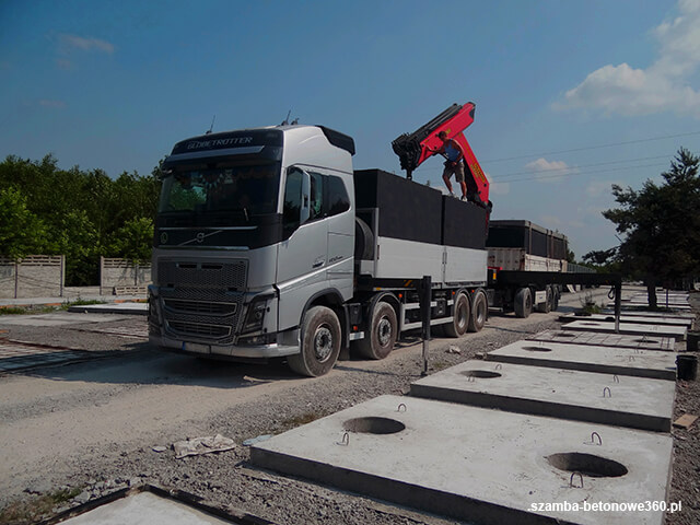 Załadunek szamba betonowego na HDS - montaż i dostawa zbiorników w Będzin